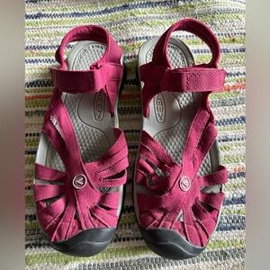 Women’s Keen Closed-toe “Rose”
Sandals, red size 8